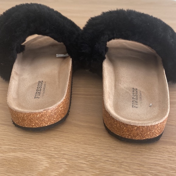 Fireside by Dearforms fuzzy slides black - Picture 3 of 4